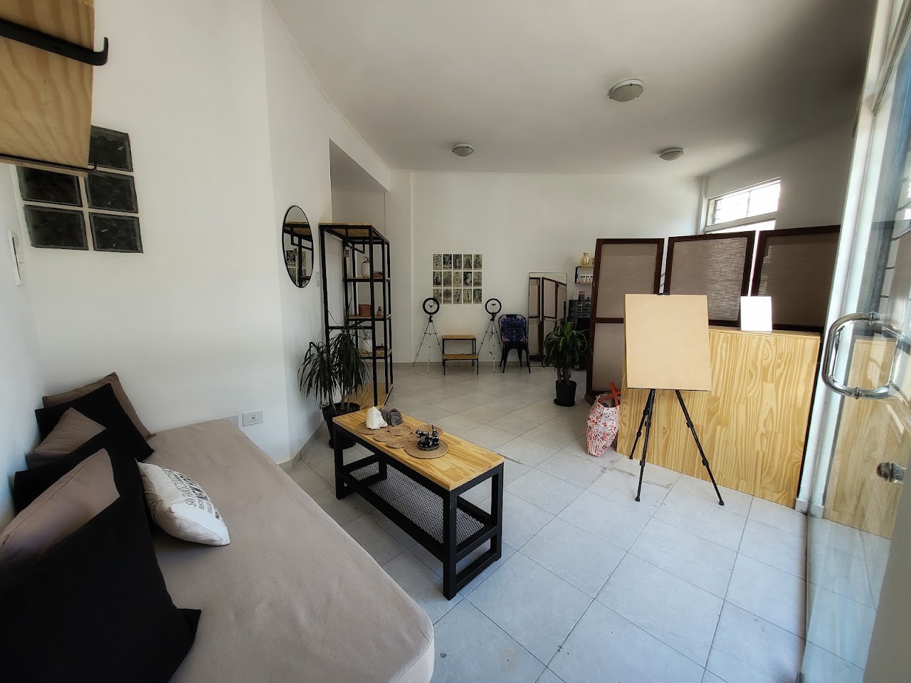 Interior del estudio Siwa Tattoos en Paraná