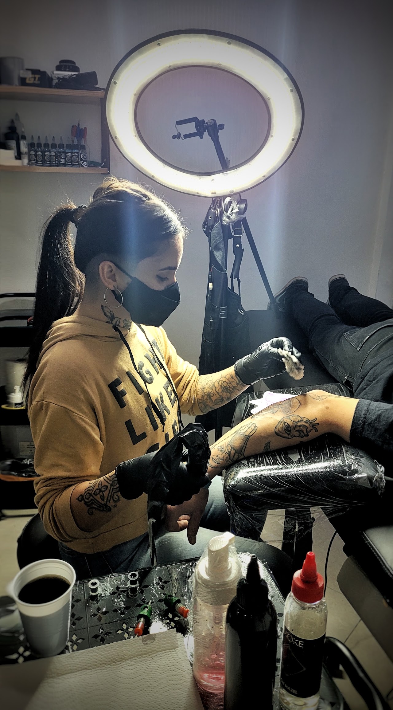 Sesión de tatuaje en Siwa Tattoos